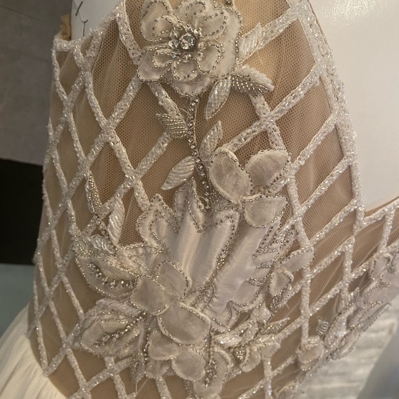 Hayley Paige Wedding Gown - Picture 12 of 16